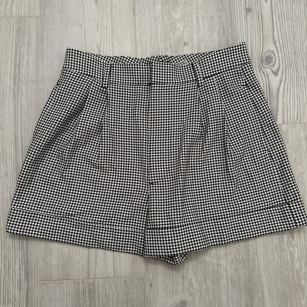 Size 6 houndstooth Alice and Olivia shorts
